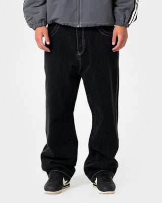 Man wearing Turbo Baggy Jean in Black Out