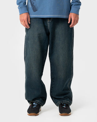 Man wearing Turbo Baggy Jean in Dark N Dirty