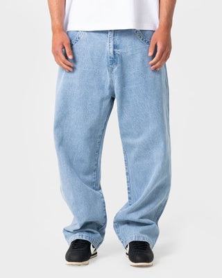 Man wearing Turbo Baggy Jean in True Blue