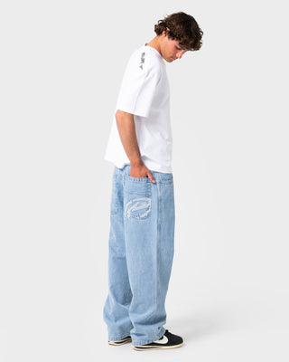 man-wearing-turbo-baggy-jean-in-true-blue
