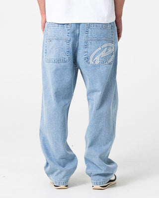 Man wearing Turbo Baggy Jean in True Blue