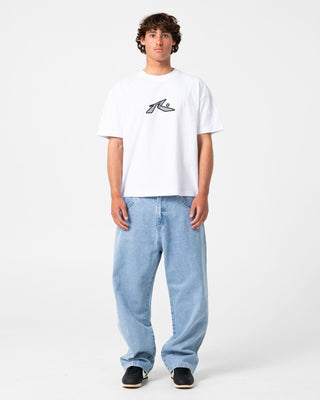 Man wearing Turbo Baggy Jean in True Blue