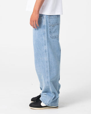 Man wearing Turbo Baggy Jean in True Blue