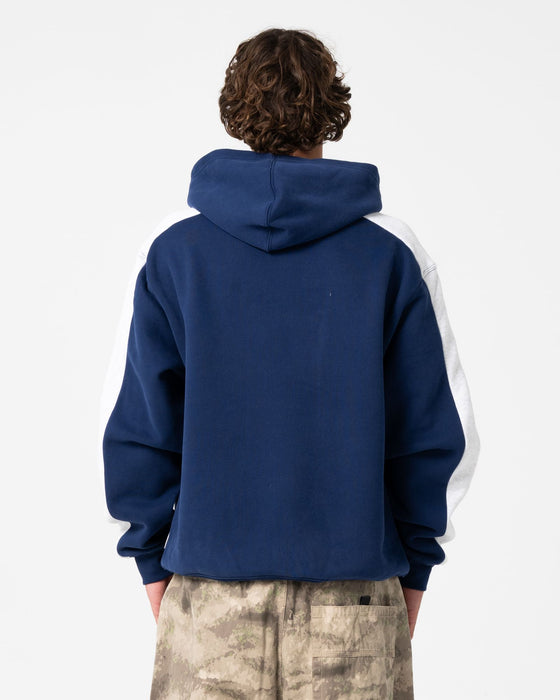 man-wearing-2k-sing-2-0-hooded-fleece-in-dark-blue