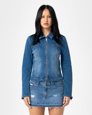 Woman wearing Lizzie-scotch Denim Fitted Jacket in Blasted Middy Blue