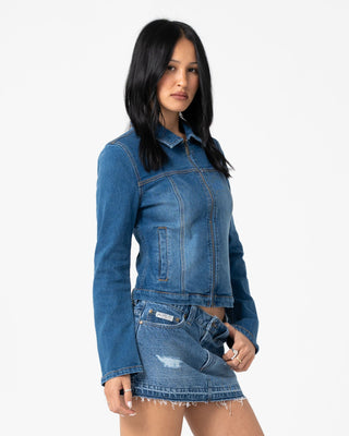 Woman wearing Lizzie-scotch Denim Fitted Jacket in Blasted Middy Blue
