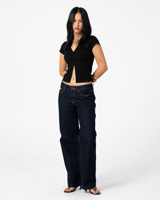 Woman wearing Suzy Straight Low Rise Jean in Raw Dawg