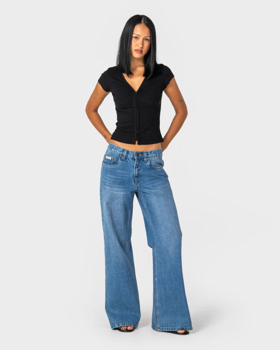 woman-wearing-lucy-loose-low-rise-jean-in-blasted-middy-blue