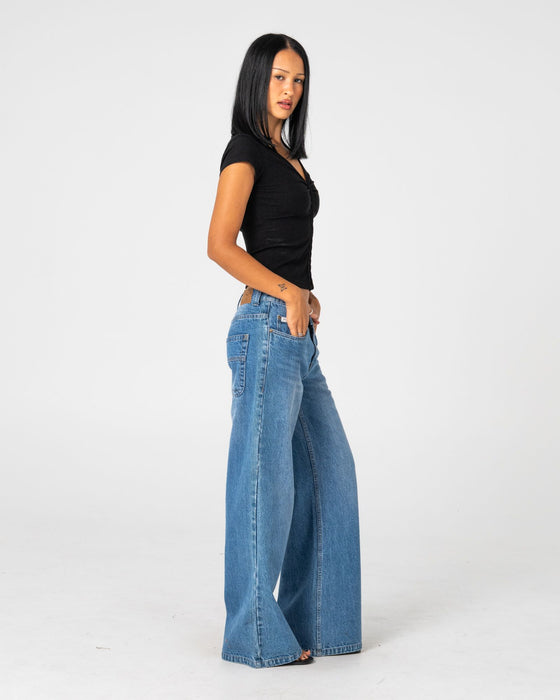 woman-wearing-lucy-loose-low-rise-jean-in-blasted-middy-blue