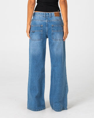 Woman wearing Lucy Loose Low Rise Jean in Blasted Middy Blue
