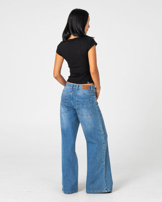 Woman wearing Lucy Loose Low Rise Jean in Blasted Middy Blue