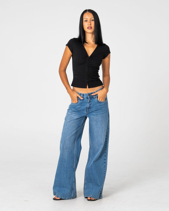 woman-wearing-lucy-loose-low-rise-jean-in-blasted-middy-blue