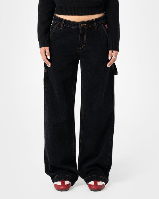 woman-wearing-billie-2-0-low-rise-carpenter-jean-in-black-out