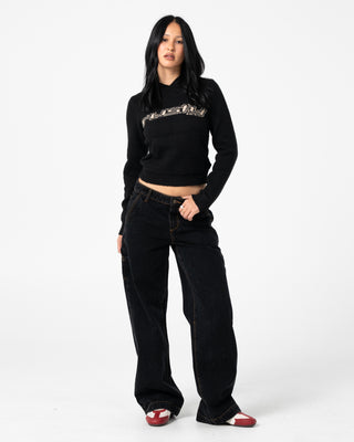 Woman wearing Billie 2.0 Low Rise Carpenter Jean in Black Out