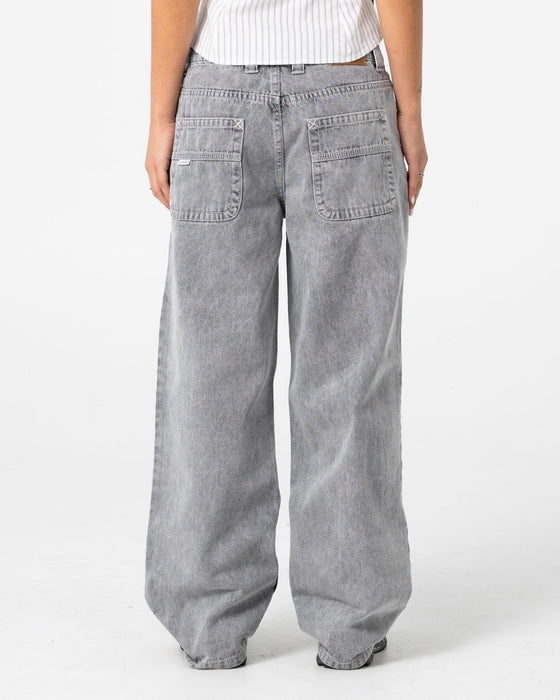 woman-wearing-bethany-baggy-low-rise-jean-in-london-summer