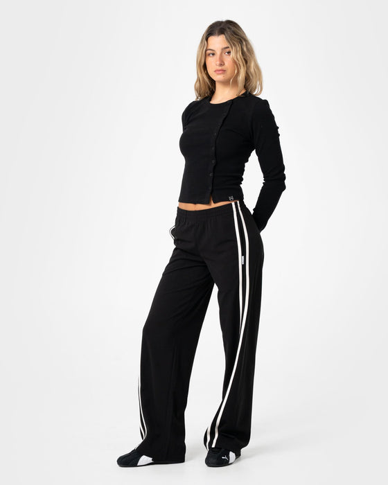 woman-wearing-bronson-low-rise-trackpant-in-black