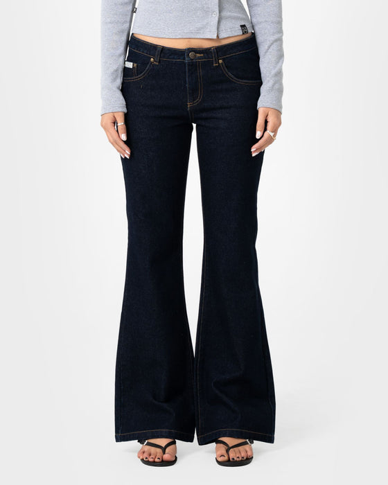 woman-wearing-freida-flare-low-rise-jeans-in-raw-dawg-blue