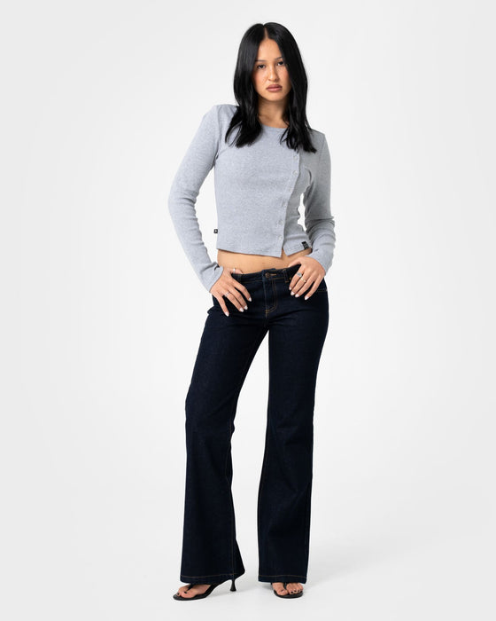 woman-wearing-freida-flare-low-rise-jeans-in-raw-dawg-blue