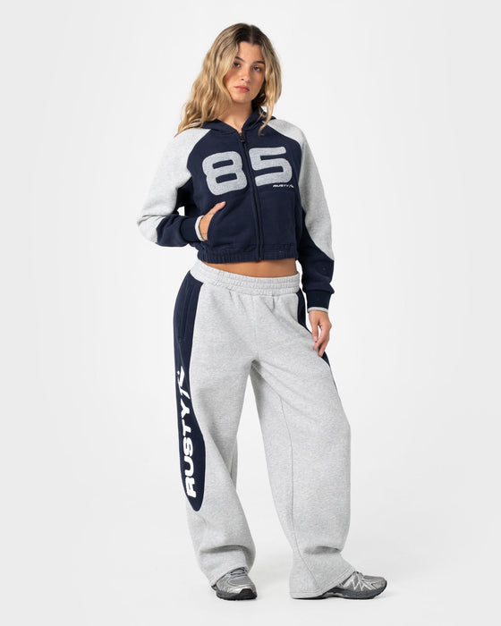 woman-wearing-harvest-balloon-track-pant-in-grey-marle