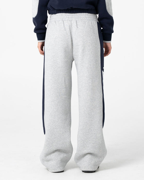 woman-wearing-harvest-balloon-track-pant-in-grey-marle