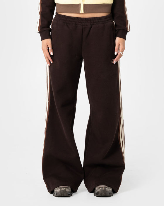 woman-wearing-toffee-wide-leg-fleece-pant-in-java