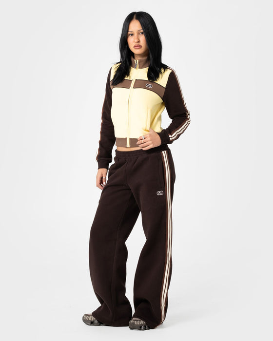 woman-wearing-toffee-wide-leg-fleece-pant-in-java