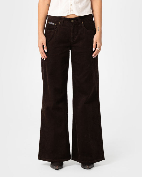woman-wearing-hollie-low-rise-wide-carpenter-pant-in-java