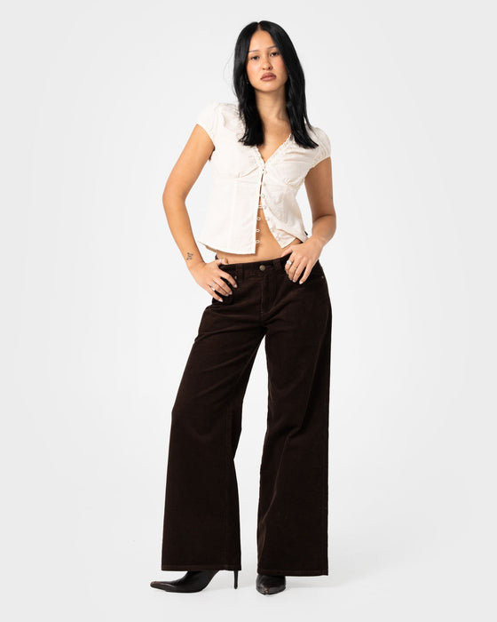 woman-wearing-hollie-low-rise-wide-carpenter-pant-in-java