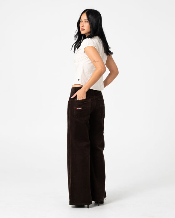 woman-wearing-hollie-low-rise-wide-carpenter-pant-in-java