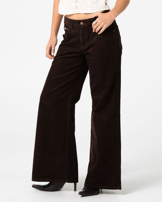 woman-wearing-hollie-low-rise-wide-carpenter-pant-in-java