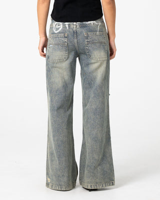 Woman wearing DIY Wendy Wide Low Rise Wide Leg Jean in Dirty Dawg