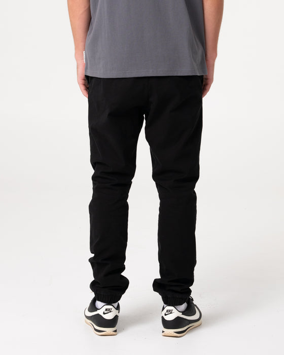 man-wearing-hook-out-elastic-pant-in-black