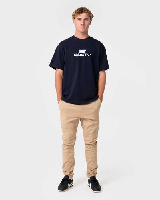 man-wearing-hook-out-elastic-pant-in-khaki