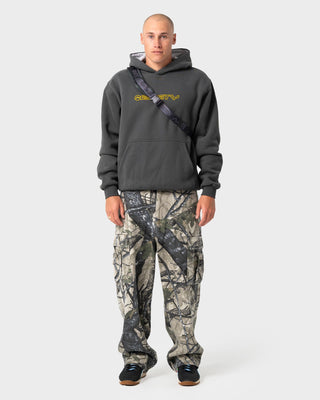 man-wearing-commando-cargo-pant-in-grey-camo