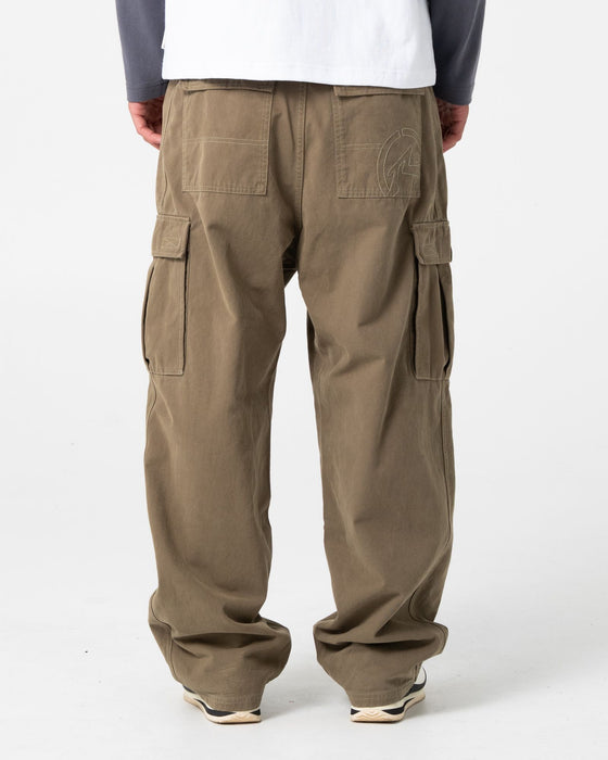 man-wearing-grizzly-baggy-cargo-pant-in-savanna