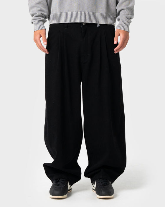man-wearing-enigma-pleated-pant-in-black