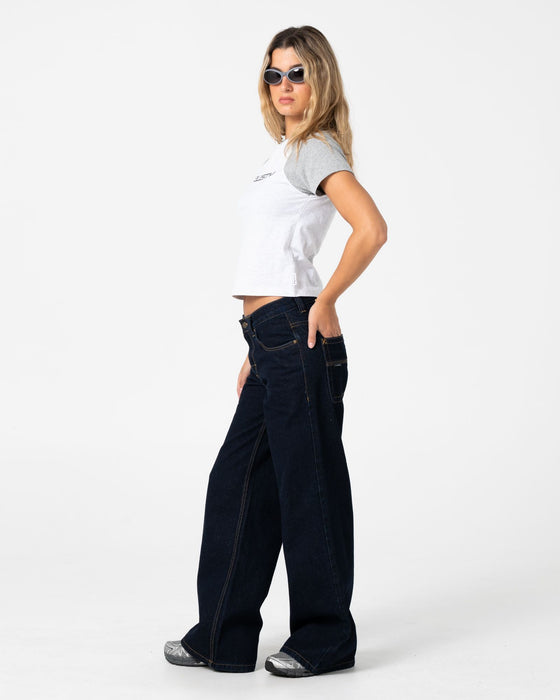 woman-wearing-archived-raglan-baby-tee-in-ecru-marle-grey