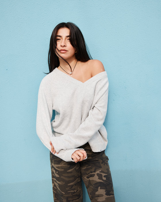 woman-wearing-valid-vee-neck-slouch-knit-in-ecru-marle