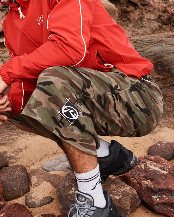 man-wearing-chopper-yard-fleece-short-in-camo
