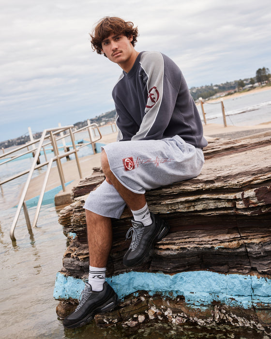 man-wearing-chopper-fleece-short-in-grey-marle