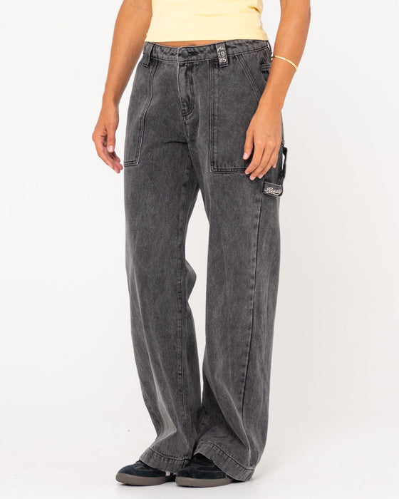 woman-wearing-billie-low-wide-denim-carpenter-pant-in-stone-black