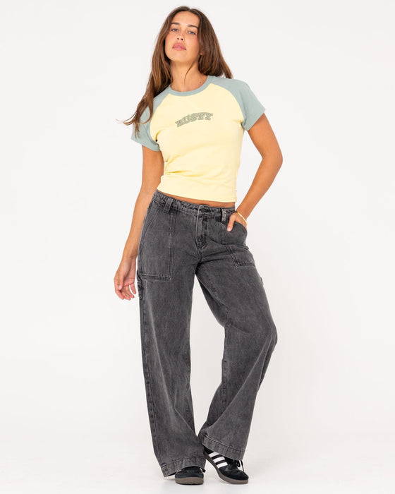 woman-wearing-billie-low-wide-denim-carpenter-pant-in-stone-black