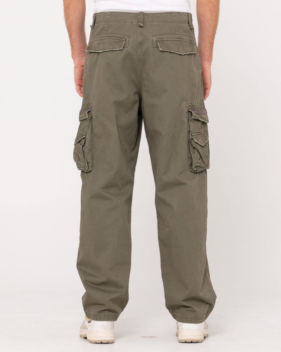 man-wearing-sheetya-pant-in-army