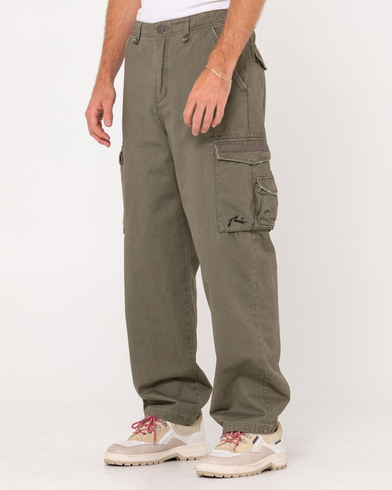 man-wearing-sheetya-pant-in-army