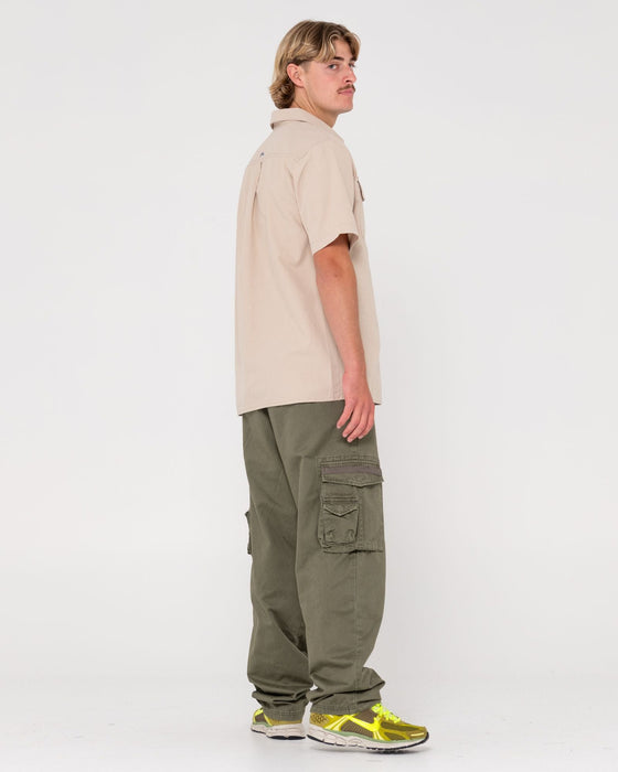 man-wearing-sheetya-pant-in-army