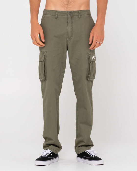 man-wearing-manila-cargo-pant-in-army-green