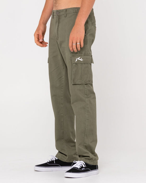 man-wearing-manila-cargo-pant-in-army-green