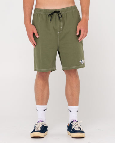 Man wearing Manila Folder 19 Heritage Elastic Short in Savanna