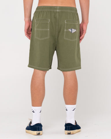 Man wearing Manila Folder 19 Heritage Elastic Short in Savanna