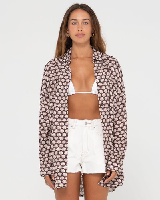 woman-wearing-sorrento-oversized-long-sleeve-shirt-in-tuscan-brown